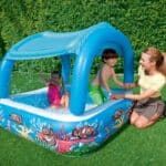 בריכה מרובעת מתנפחת בעיצוב אקווריום עם גגון