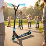 קורקינט לילדים בצבע כחול על שביל בפארק, וברקע ילדים רוכבים על קורקינטים | yrz