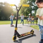 קורקינט לילדים בצבע צהוב ושחור על שביל בפארק | yrz