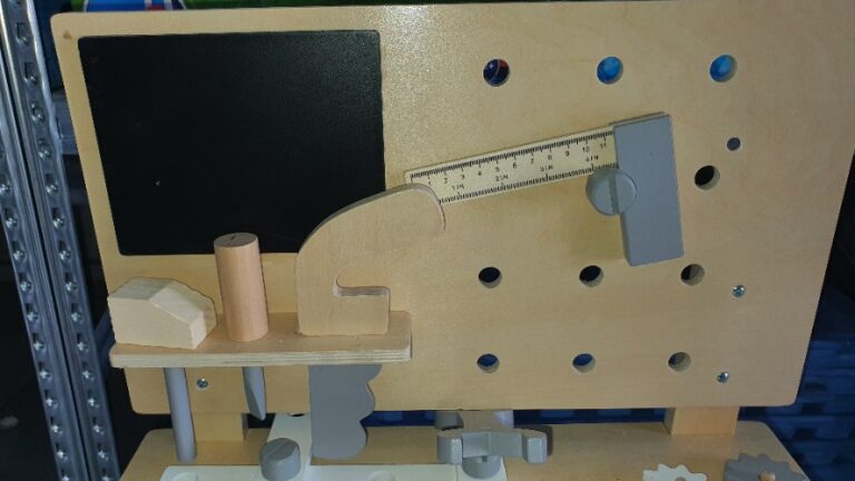 שולחן כלי עבודה מעץ לילדים