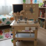 שולחן כלי עבודה מעץ לילדים עם לוח מחורר, כלים ואביזרים בחדר ילדים | yrz