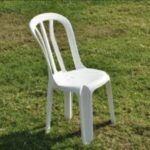 כיסא פלסטיק לבן להשכרה