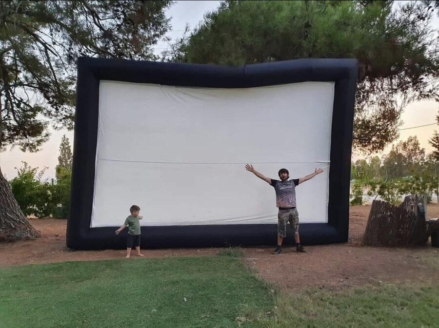 מסך הקרנה מתנפח ענק להשכרה