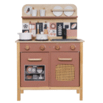 מטבח עץ לילדים בסגנון רטרו בצבע ורוד עם כיריים, תנור וכלי משחק על המדף | yrz