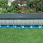 בריכה מלבנית עם כיסוי עליון כהה בחצר | yrz