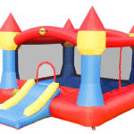 מתקן קפיצה מתנפח בצורת טירה עם מגלשה קטנה, בצבעי אדום כחול וצהוב | yrz