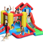 ילדים משחקים במתקן קפיצה מתנפח צבעוני עם מגלשה ובריכת כדורים | yrz