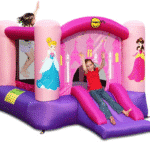 מתקן קפיצה מתנפח בעיצוב נסיכות בצבעי ורוד וסגול עם מגלשה קדמית ושתי ילדות משחקות | yrz