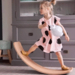 קשת איזון מונטסורית מעץ לילידים לשיפור תנועה ואיזון | מקט W01D028