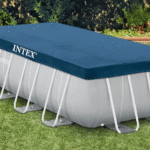 כיסוי עליון כחול לבריכת אינטקס מלבנית על דשא | yrz
