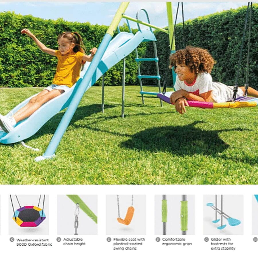 שני ילדים משחקים במתקן חצר עם מגלשה ונדנדות על דשא | yrz