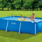 בריכת עמודים מלבנית כחולה של INTEX על דשא, עם מבוגר וילד במים | yrz