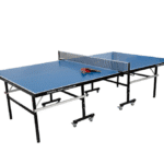 שולחן טניס חוץ כחול עם רשת, על גלגלים, עם שני מחבטי טניס שולחן עליו | yrz