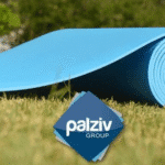 גליל משטח תחתית כחול לבריכה מונח על דשא עם לוגו Palziv Group | yrz