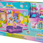 אריזת סט משחק Gabby's Dollhouse חדר מסיבות החלקה על גלגיליות עם דמויות ואביזרים | yrz