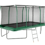 טרמפולינה מלבנית עם רשת בטיחות ירוקה וסולם, על רגלי מתכת | yrz