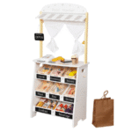 דוכן שוק מעץ לילדים בצבע לבן עם וילון וגגון, אביזרי משחק ושקית קניות | yrz