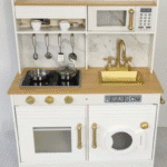 מטבח מעץ לילדים דמוי אלקטרוני עם כיריים ומיקרוגל | yrz