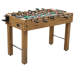 שולחן כדורגל מעץ עם שחקנים אדומים ולבנים ומוטות משחק על רקע לבן | yrz