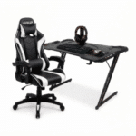 כיסא גיימינג שחור-לבן לצד שולחן גיימינג עם מקלדת, עכבר, פד ואוזניות | yrz