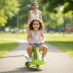 ילדה רוכבת על בימבה ירוקה-כחולה על שביל בפארק, עם מבוגר ברקע