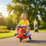 ילד יושב ורוכב על בימבה אדומה וכחולה על שביל בפארק