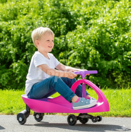 ילד רוכב על בימבה ורודה עם ידית היגוי סגולה וגלגלים קטנים, בחוץ על שביל