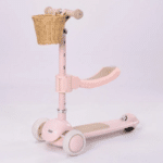 קורקינט ילדים ורוד בסגנון וינטג׳ עם מושב וסלסלת קש בחזית, על רקע לבן | yrz