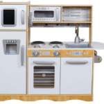 מטבח עץ לילדים בצבע עץ-לבן עם מקרר, כיריים, תנור וכיור