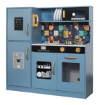 מטבח עץ לילדים בצבע כחול עם מקרר, כיריים, תנור וברז, ורקע אריחים צבעוני