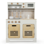 מטבח משחק מעץ לילדים בצבע לבן וחום עם כיריים, תנור ומדפים