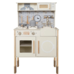 מטבח משחק מעץ לילדים בצבע לבן עם תנור, כיור, מדפים, שעון ואביזרים