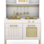 מטבח משחק לילדים מעץ בצבע לבן עם כיור, כיריים ואביזרי מטבח מוזהבים