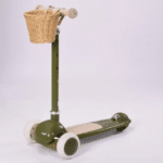 קורקינט ילדים וינטג׳ בצבע ירוק עם סלסלת קש בחזית, על רקע לבן | yrz