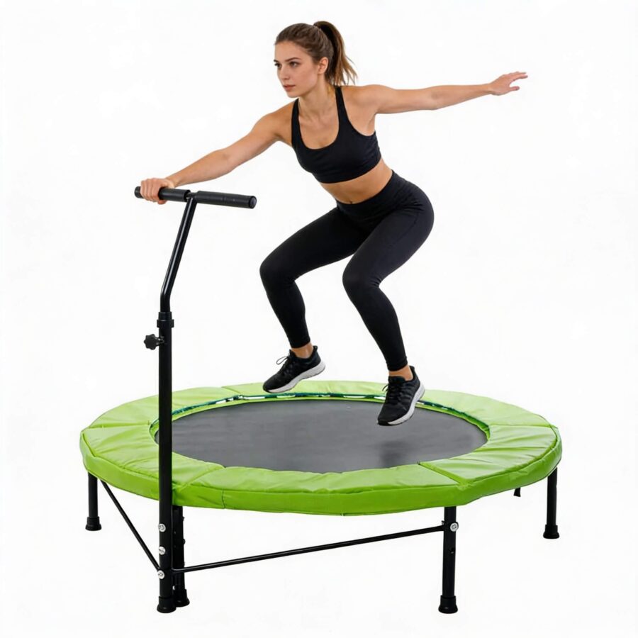אישה קופצת על טרמפולינת ספורט ירוקה עם ידית | yrz