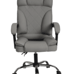 כיסא מנהלים יוקרתי בצבע אפור עם ריפוד מרופד ומשענות יד על בסיס גלגלים