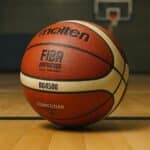 כדור כדורסל Molten על רצפת פרקט, עם סימון FIBA Approved | yrz