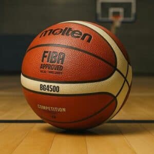 כדור כדורסל Molten על רצפת פרקט, עם סימון FIBA Approved | yrz