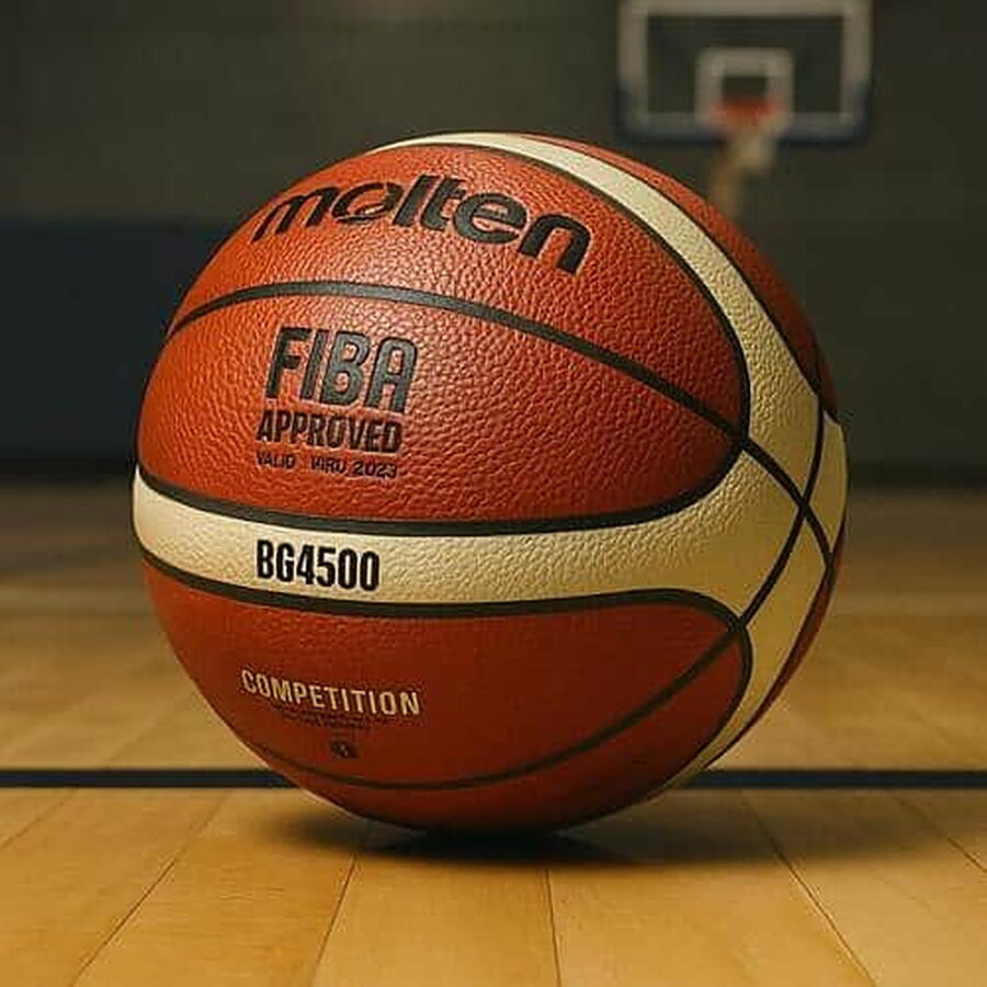 כדור כדורסל Molten על רצפת פרקט, עם סימון FIBA Approved | yrz