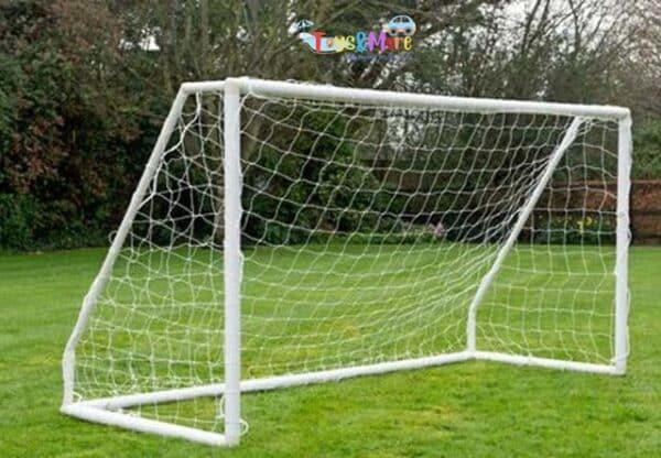 שער כדורגל לבן מפלסטיק עם רשת, מוצב על דשא בחצר | yrz