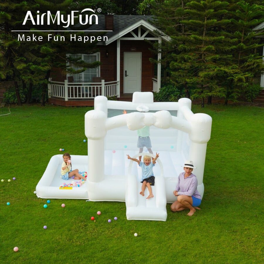 מתנפח טירה לבנה עם מגלשה ובריכת כדורים בחצר, ילדים משחקים עליו | yrz