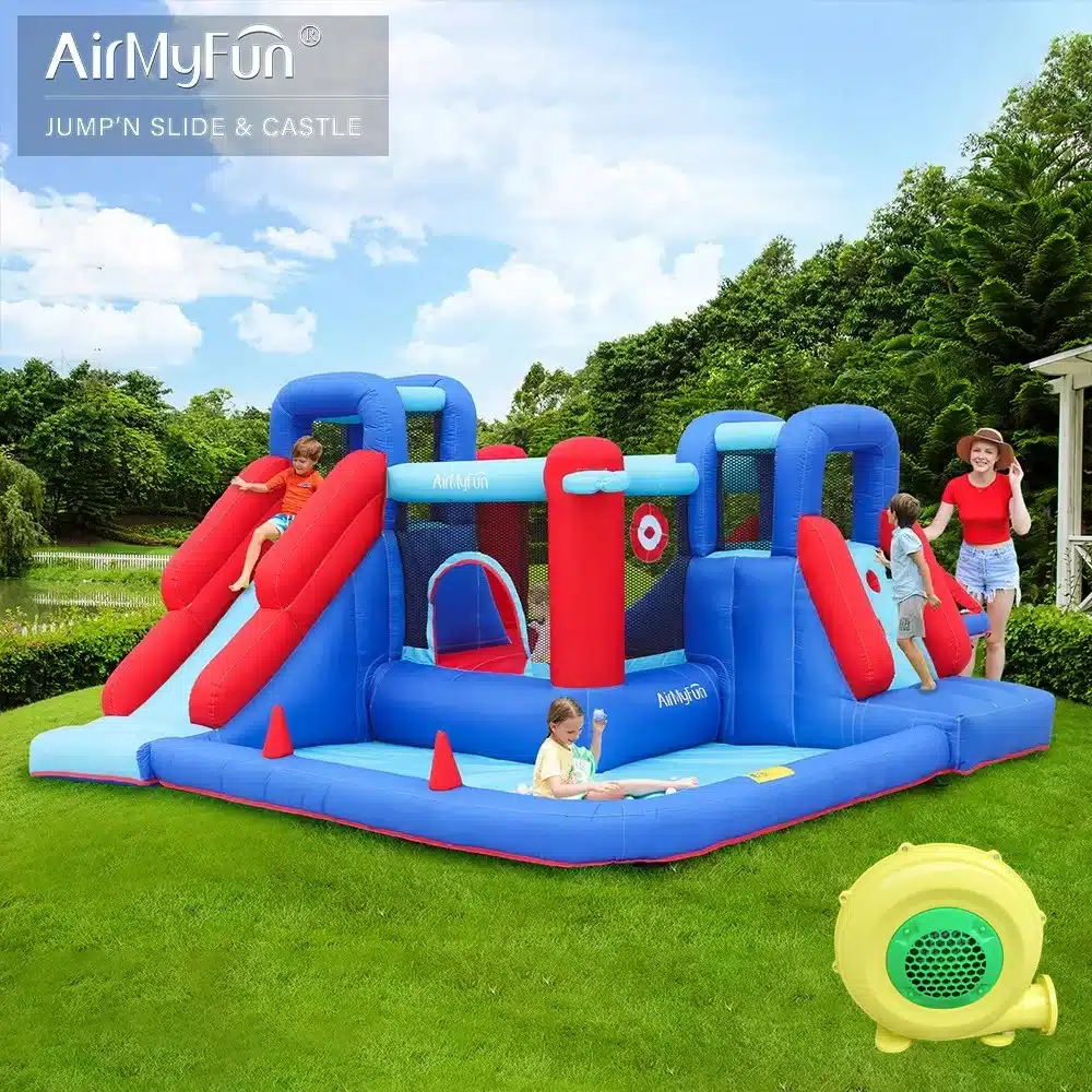 AirMyFun מתנפח קפיצה עם מגלשה וקסטל D82018 | yrz מתנפח כחול ואדום עם שתי מגלשות ואזור קפיצה על דשא, כולל מפוח | yrz