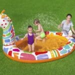 בריכה מתנפחת לילדים בעיצוב ג'ירפה עם מתז מים 266X157X127 סמ 53089 מבית BESTWAY