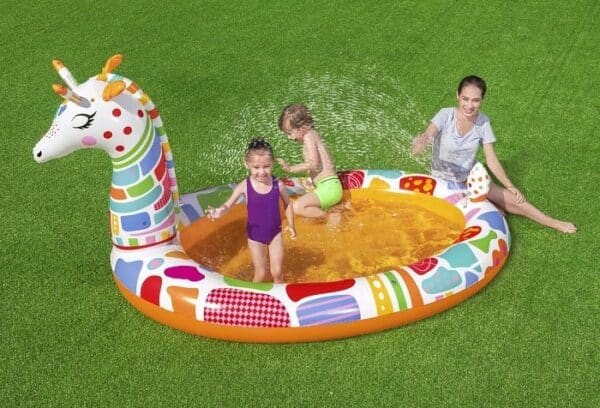 בריכה מתנפחת לילדים בעיצוב ג'ירפה עם מתז מים 266X157X127 סמ 53089 מבית BESTWAY