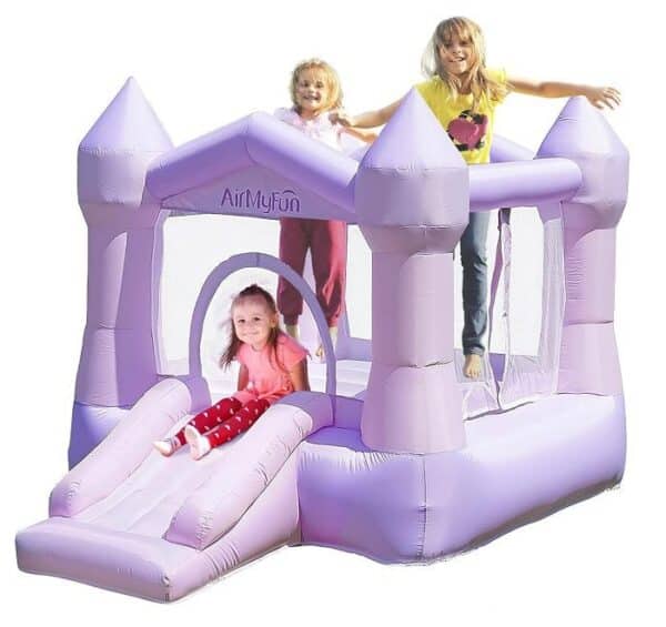 מתנפח בצורת טירה סגולה עם מגלשה קטנה וילדים משחקים בפנים | yrz