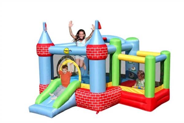 מתקן מתנפח בצורת טירה וחווה עם מגלשה וילדים משחקים | yrz