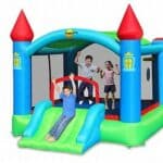 מתנפח טירה גדול ומקורה בצורת טירה, עם מגלשה קדמית וילדים משחקים בפנים | yrz