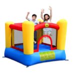 מתנפח קפיצה בצורת טירה בצבעי אדום, צהוב וכחול עם רשתות בטיחות ושני ילדים משחקים | yrz