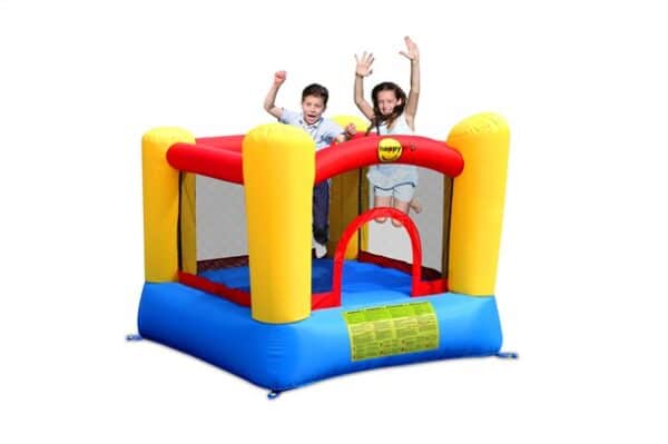 מתנפח קפיצה בצורת טירה בצבעי אדום, צהוב וכחול עם רשתות בטיחות ושני ילדים משחקים | yrz