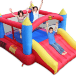 מתקן מתנפח עם מגלשה רחבה ומשטח קפיצה בצבעי אדום כחול וצהוב | yrz